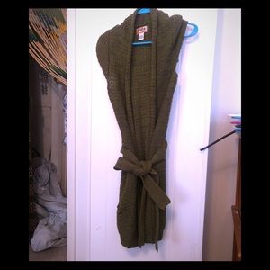 Vest sweater with ties! With ties and pockets!